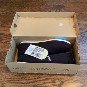 NWT Tom’s classic black canvas size 8.5